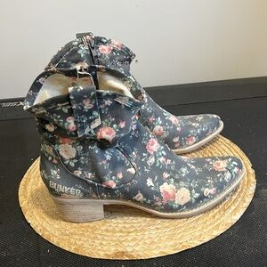 Bunker Textured Floral Southwestern Ankle Booties Size 40